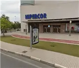 Mupi junto a El Corte Inglés Elche Mupi en el acceso principal de El Corte Inglés Elche